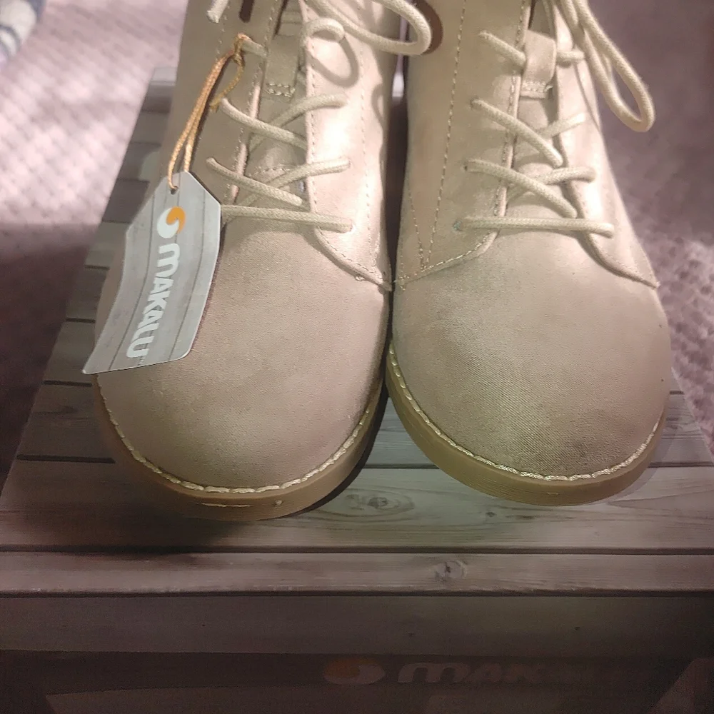 Woman Shoes - Picture 2 of 4